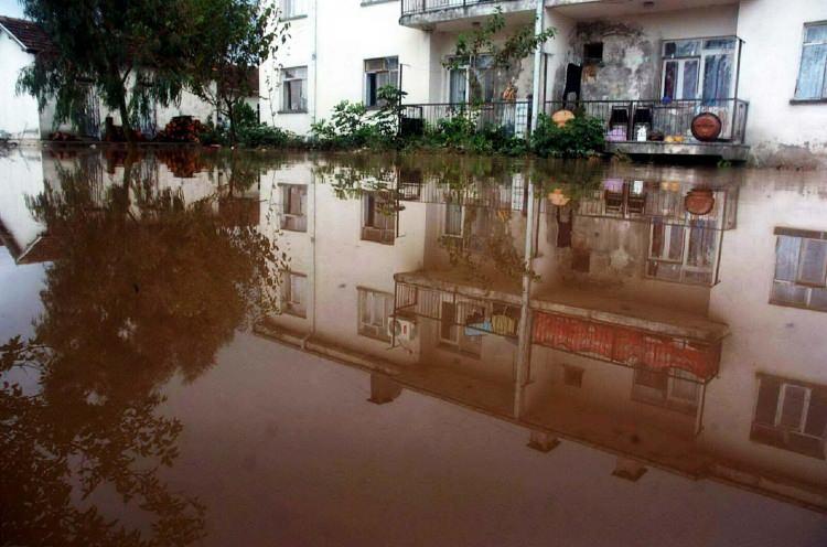 <p>Sağanak nedeniyle trafikteki sürücü ve yayalar, zor anlar yaşadı. Bazı sürücüler ise araçlarında mahsur kaldı. </p>
