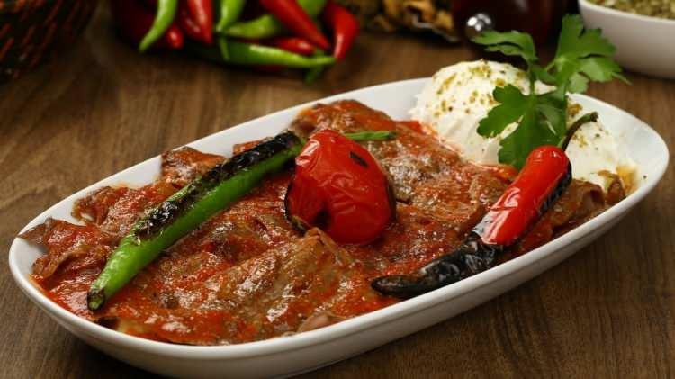 <p><strong>İskender kebap</strong></p>