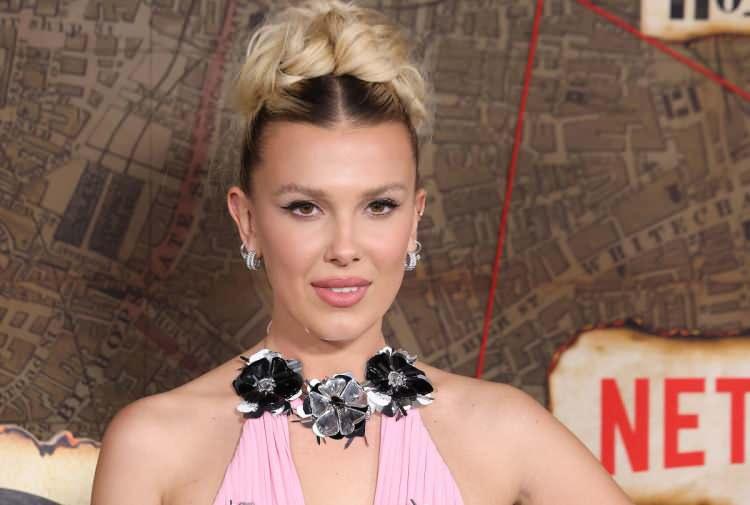 <p><strong>Stranger Things</strong> dizisinde <strong>Eleven</strong> karakteriyle tanınan ve adını geniş kitlelere duyuran &uuml;nl&uuml; oyuncu&nbsp;<strong>Millie Bobby Brown,</strong> <strong>10 yıllık dizisinin final vermesinin ardından her şeyi geride bırakarak, </strong><strong>ABD'nin&nbsp;Georgia eyaletinde kurduğu &ccedil;ifliğinde taşınacak.</strong></p>
