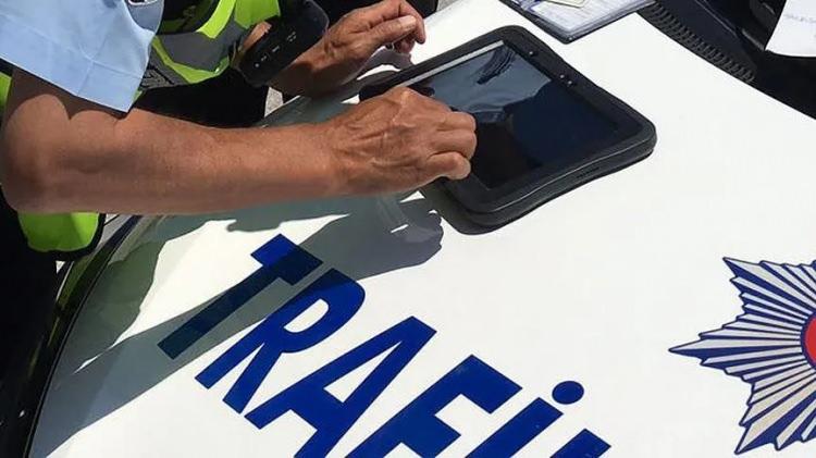 <p>Emniyet şeridini gereksiz yere kullanan ve kural ihlali yapanlar, 9 bin 267 lira cezayla karşılaşacak.</p>
<p>Engellilerin araçları için ayrılan alanlara park edenlere ise 1986 lira ceza kesilecek.</p>