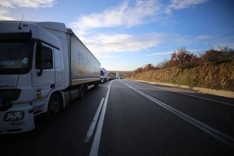 <p><strong>YÜK SINIRINI AŞMA-</strong></p>
<p> </p>
<p>Taşıma sınırından fazla yolcu alana 777 lira ceza verilecek. Kara yolu yapısı ve kapasitesi ile trafik güvenliği bakımından tehlikeli olabilecek tarzda yükleme yapana da 2 bin 72 lira ceza uygulanacak.</p>
<p>Yük sınırlarını aşan taşıt işletenlere ve söz konusu yükü gönderenlere 8 bin 463 liradan 51 bin 26 liraya kadar çeşitli oranlarda ceza kesilecek.</p>