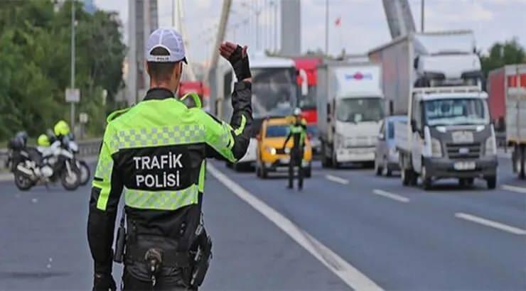 <p>Gabari dışı yük yükleme veya yük üzerine yolcu bindirme durumunda işletene 8 bin 463, yükü gönderene de 16 bin 975 lira ceza verilecek.</p>
<p> </p>