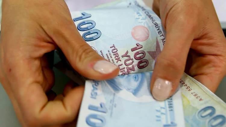 <p>Yetkisiz taşımacılık yapan araçlardan taşımacılık hizmeti alan yolcular, 3 bin 84 lira ceza ödemek zorunda kalacak.</p>

<p>Geçerlilik süresi dolan sürücü belgesiyle ya da yabancı sürücü belgesiyle şartlara aykırı araç kullananlar 3 bin 755 lirayla cezalandırılacak.</p>
