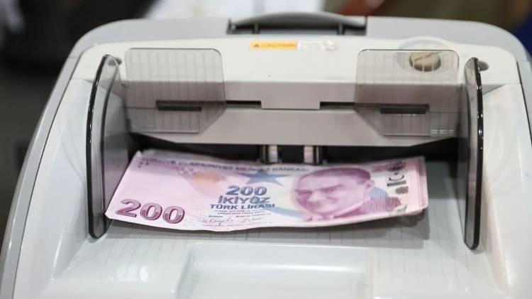 <p>Araç tescil belgesinin bulundurulmaması durumunda sürücüye 843 lira ceza verilecek.</p>
<p>Araçlarına nitelik veya ölçülere aykırı plaka takan, farklı okunmasını veya okunmamasını sağlayacak şekilde tescil plakasında değişiklik yapanlara 3 bin 809 lira ceza kesilecek. Sahte veya başka bir araca tescilli plakayı takana veya kullanana ise 46 bin 302 lira ceza uygulanacak.</p>