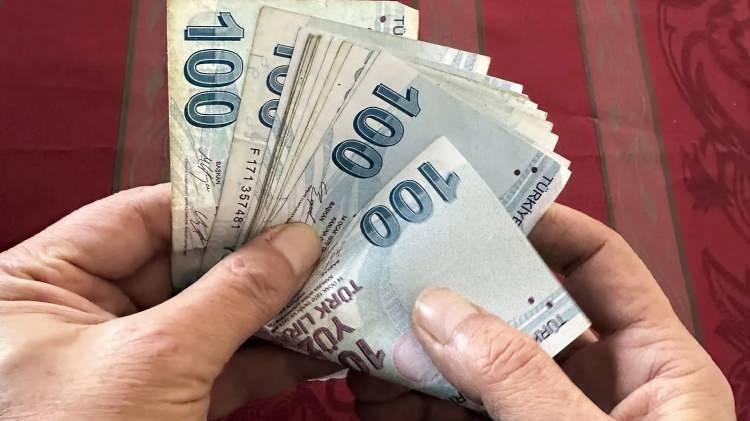 <p>Yaralanmalı veya ölümlü ya da kollukça müdahil olunan maddi hasarlı trafik kazasına karışma hali de dahil uyuşturucu veya uyarıcı maddelerin kullanılıp kullanılmadığını ya da alkolün kandaki miktarını tespit amacıyla teknik cihazlar kullanılmasını kabul etmeyenlere 26 bin 557 lira ceza uygulanacak.</p>
<p>Drift veya spin atarak trafiği tehlikeye düşürenlere 46 bin 392 lira ceza uygulaması yapılacak.</p>