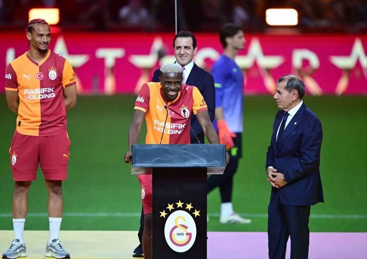<p>2025'te transfer piyasası da olduk&ccedil;a hareketli ge&ccedil;ti. Avrupa'da Liverpool, rekorları alt&uuml;st ederken S&uuml;per Lig'de de Galatasaray, 75 milyon avroluk Osimhen transferiyle T&uuml;rkiye'de yeni bir d&ouml;nem başlattı.</p>
