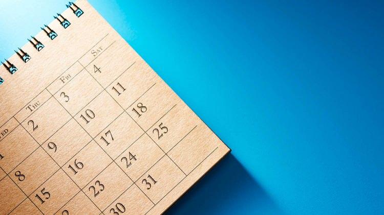 <p><strong>YILBAŞI (1&ndash;4 OCAK):</strong></p>

<p>&nbsp;</p>

<p>Tatil perşembe g&uuml;n&uuml;ne denk geliyor.&nbsp;2 Ocak Cuma g&uuml;n&uuml; alınacak 1 g&uuml;nl&uuml;k izin, hafta sonu ile birleştirildiğinde 4 g&uuml;nl&uuml;k tatil planı imkanı sunuyor.&nbsp;</p>
