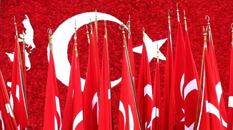 <p><strong><span style="color:#B22222">29 EKİM CUMHURİYET BAYRAMI (29 EKİM&ndash;1 KASIM):</span></strong></p>

<p>&nbsp;</p>

<p>1,5 g&uuml;n izinle 5 g&uuml;n tatil fırsatı...</p>

<p>Perşembe g&uuml;n&uuml;ne denk gelen Cumhuriyet Bayramı kapsamında, &ccedil;arşamba g&uuml;n&uuml; yarım g&uuml;n ve cuma g&uuml;n&uuml; olmak &uuml;zere 1,5 g&uuml;n izin alarak 5 g&uuml;nl&uuml;k bir tatil yapılabilir.&nbsp;</p>
