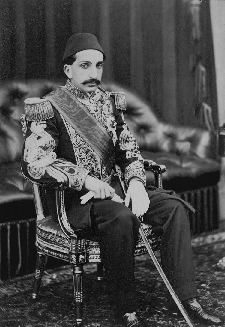 <p>Sultan Abdülhamit 1912 yılına kadar burada sürgün hayatını sürdürmüştür. Ailesi de onunla birlikte sürgünde kalmıştır. Bu bina günümüzde Makedonya Valiliği olarak kullanılmaktadır. Bina üç katlı bir yapı olarak yapılmıştır. Abdülhamit ve ailesi tren ile Selanik’e ulaştırılmıştır.</p>

<p> </p>

<p> </p>
