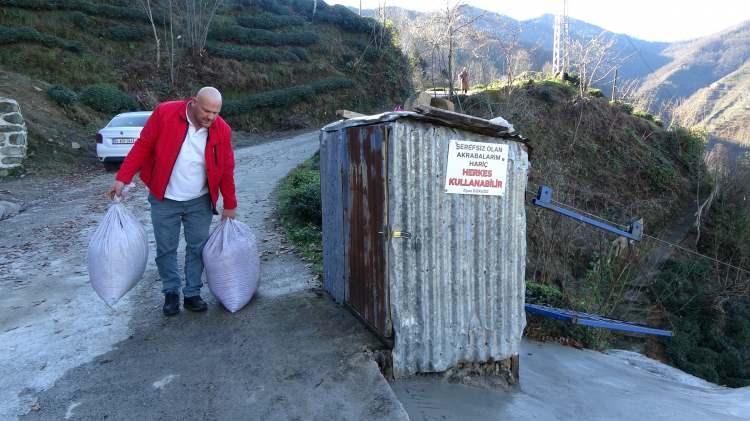 <p>Tartışmanın büyümesi üzerine iki taraf mahkemelik olurken, İlyas Dokgöz çareyi teleferiğe tabela asmakla buldu. <strong>"Şerefsiz olan akrabalarım hariç herkes kullanabilir"</strong> yazılı tabela yaptıran Dokgöz, tabelanın alt kısmına ismini yazdırmayı da unutmadı.  </p>
