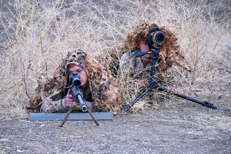 <p>Elde ettikleri dereceyle jandarma teşkilatını gururlandıran Yağcı ve Özmen, kazandıkları başarıyı şehit ve gazi olan silah arkadaşlarına armağan etti.</p>

<p> </p>
