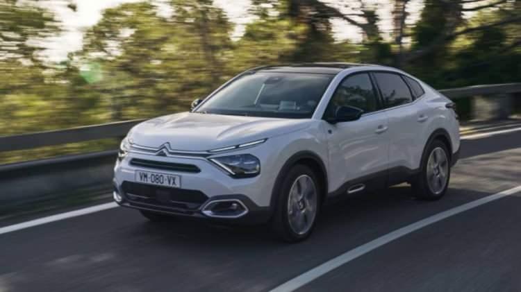 <p><strong>Citroen: C4 ile Sedan Segmentinde Fark Yaratıyor</strong></p>

<p><strong>Model:</strong> C4 X 1.2 PureTech 130 HP – EAT8 Feel Bold<br />
Başlangıç Fiyatı: 1.499.000 TL</p>

<p>Citroen, C4 modeliyle hem şık tasarımı hem de donanımlı yapısıyla sedan segmentinde dikkat çeken bir seçenek sunuyor.</p>
