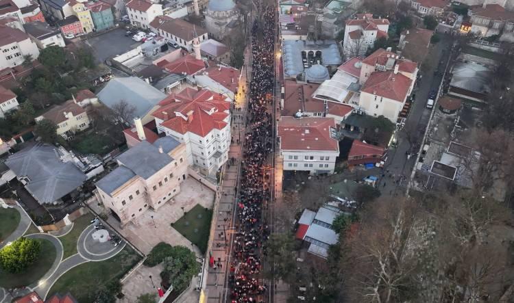 <p>Milli İrade Platformu tarafından organize edilen ve 400'den fazla sivil toplum kuruluşunun destek verdiği Büyük Filistin Yürüyüşü için tarihi yarımadada sabah namazında buluşan yüzbinler, Galata Köprüsü'ne yürüyor...</p>
