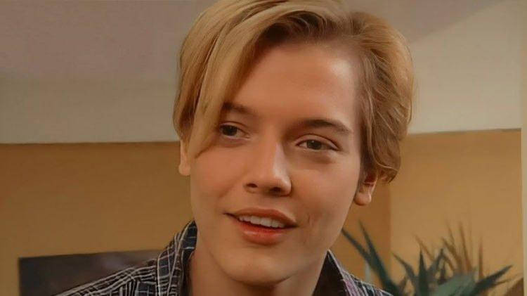 <p>Yayınlandığı d&ouml;nem b&uuml;y&uuml;k ses getiren 'Emret Komutanım' ile yıldızı parlayan Arda Kural, hem oyunculuk performansı hem de Leonardo DiCaprio'ya olan benzerliğiyle T&uuml;rkiye'nin j&ouml;nleri arasına adını yazdırmıştı.</p>
