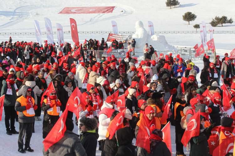 <p>Toplanma alanına CHP Genel Başkanı Özgür Özel, Aile ve Sosyal Hizmetler Bakanı Mahinur Özdemir Göktaş, Gençlik ve Spor Bakanı Osman Aşkın Bak, Milli Savunma Bakanı Yaşar Güler, Türkiye Büyük Millet Meclisi Genel Sekreteri Talip Uzun, Kars Valisi Ziya Polat, AK Parti Kars Milletvekili Adem Çalkın, Sarıkamış Kaymakamı Enis Aslantatar ile çok sayıda siyasetçi ve bürokrat katıldı.</p>
