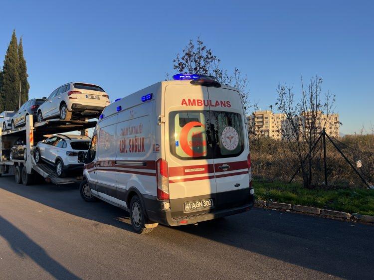 <p>Kocaeli’de aracındaki mazotu çalmaya çalışan 3 kişi tarafından dövülüp boynundan bıçaklanan tır şoförü, yaralı halde 30 kilometre ilerideki dinlenme tesisine giderek yardım istedi. </p>
