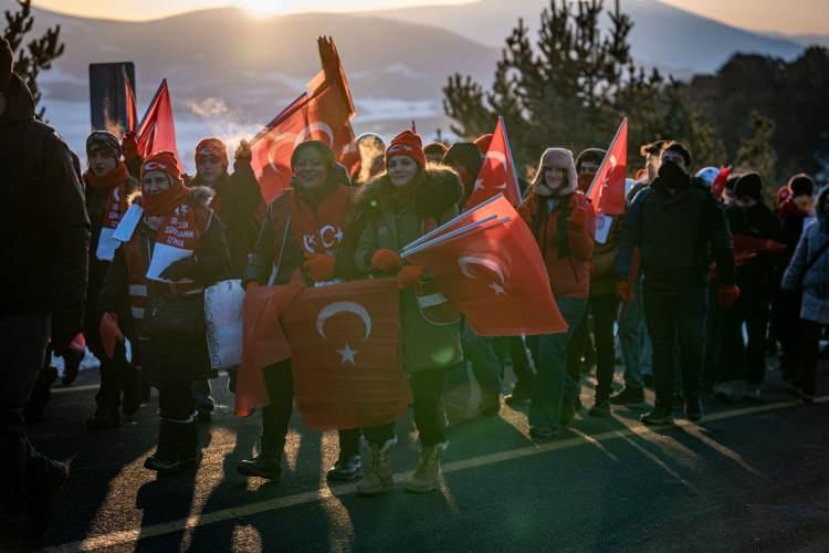 <p>Yürüyüşe katılan Mecit Birsen, AA muhabirine, bugün şehitler ve vatan için, sonraki günler de gelecek nesiller için yürüyeceklerini belirterek, "Burada üşüyoruz, bu topraklarda şehit olanları ısıtan vatan sevgisiydi, bizi de ısıtan vatan sevgisi." ifadelerini kullandı.</p>
