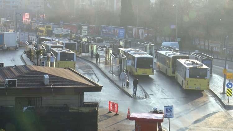 <p>İstanbul’da yeni yılın ilk gününde sabah saatlerinde yollar boş kaldı.</p>
