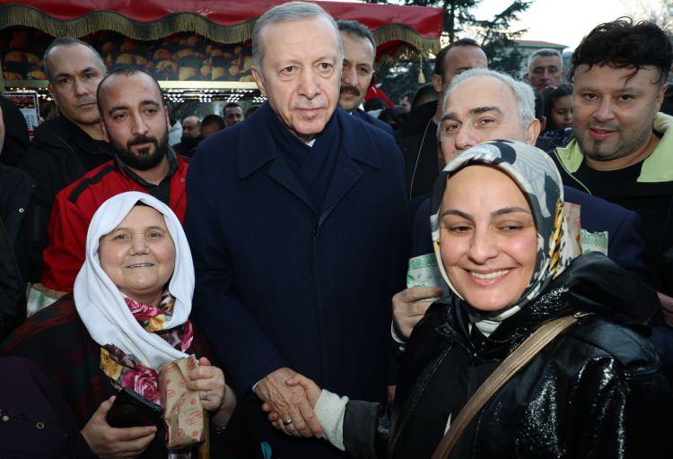 <p>Cumhurbaşkanı Recep Tayyip Erdoğan, İstanbul Sultanahmet meydanında vatandaşları selamladı, Regaip kandillerini kutladı.</p>
