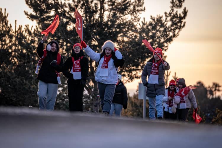 <p><strong>- BİNLERCE VATANDAŞ DUALARIN ARDINDAN YÜRÜYÜŞE GEÇTI</strong></p>

<p> </p>

<p>Ellerinde Türk bayrakları bulunan binlerce kişi, burada Kur'an-ı Kerim okuyup tekbir ve salavatlar getirerek şehitler için dua ettikten sonra soğuk havada Ay-Yıldızlı Tören Alanı'na doğru yürüyüşe geçti.</p>
