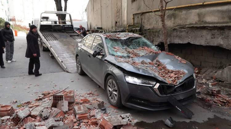 <p>Ey&uuml;psultan'da yıkım &ccedil;alışmaları devam eden bir binanın bağlantı noktaları kesilen duvarı, şiddetli r&uuml;zgarın etkisiyle park halindeki ara&ccedil;ların &uuml;zerine devrildi.&nbsp;</p>

<p>​</p>
