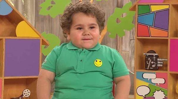 <p>2016 yılında yayınlanan <strong>'&Ccedil;ocuktan Al Haberi'</strong> programındaki<strong> kendine has şivesi ve yemeğe olan d&uuml;şk&uuml;nl&uuml;ğ&uuml; </strong>ile tanınan ve o yıllarda kendisine<strong> '&Ccedil;itos Efe' lakabı takılan Efe Ko&ccedil;yiğit,</strong> <strong>konuk oyuncu olarak katıldığı bir televizyon dizisindeki son haliyle g&uuml;ndem oldu.</strong></p>
