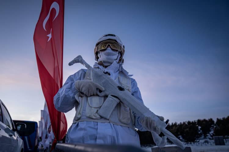 <p>Güzergahlarda jandarma ve polis ekipleri yoğun güvenlik önlemi aldı.</p>
