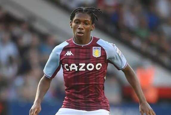 <p>Profesyonel Futbol kariyerine Aston Villa U18 takımında başlayan oyuncu farklı yaş kategorilerinde forma giyerken 2021-2022 sezonunda A Takıma yükseldi.</p>