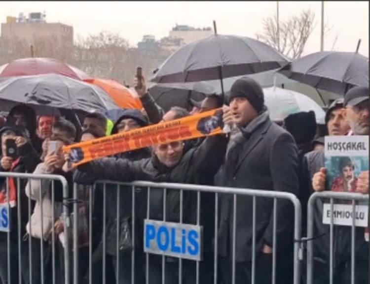 <p>Sevenlerine selam veren Gencebay, AKM'de "Orhan abi ve Orhan baba" sözleriyle ve alkışlarla karşılandı.</p>

<p> </p>
