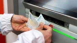 <p>1- Limit Artışı: 10 bin TL olan çekim limitleri, 15 bin TL’ye, bazı bankalarda ise 20 bin TL’ye çıkarıldı.</p>
<p>2- QR Kod Kolaylığı: Mobil uygulamalarla yapılan çekimlerde daha yüksek tutarlara erişim mümkün oldu.</p>
<p>3- Küçük Banknot Sorunu: Küçük tutarlarda nakit çeken kullanıcılar, yalnızca 200 TL banknot çekebilme kısıtlamasıyla karşı karşıya.</p>