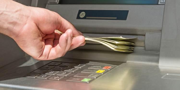<p>ATM’lerden QR kod ile para çekme işlemlerinde de limit artırımı yapıldı. Bankaların mobil uygulamalarını kullanan müşteriler, artık daha yüksek tutarlarda nakit çekim işlemi gerçekleştirebilecek. Bu gelişme, özellikle kart taşımayan ya da acil nakit ihtiyacı duyan kullanıcılar için avantaj sağlıyor.</p>