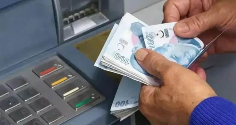<p>Son dönemde ATM’lerde küçük banknot kullanımı kademeli olarak azaltıldı. 10 TL ve 20 TL’lik banknotların çoğu ATM’den kaldırılırken, bu bölümlere 200 TL’lik banknotlar yerleştirildi. Bazı bankalar ise 50 TL ve 100 TL’lik banknotları da kullanıma kapattı.</p>
