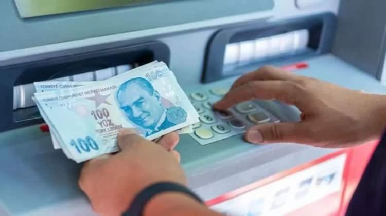 <p>Bu durum, bankaların artan nakit talebine yanıt verebilmek ve ATM’lerin daha uzun süre dolu kalmasını sağlamak amacıyla gerçekleştirildi. Ancak, özellikle küçük tutarda nakit çekmek isteyen kullanıcılar için zorluk oluşturduğu belirtiliyor.</p>