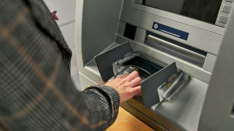 <p>Bu durum, bankaların ATM’lere sık sık nakit eklemek zorunda kalmasına ve operasyonel zorluklarla karşılaşmasına neden oluyor. Çözüm olarak, ATM’lerde büyük banknotların daha fazla kullanılması tercih ediliyor.</p>