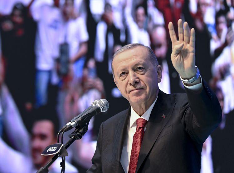 <p>Burada partililere hitap eden Erdoğan, bugün ikindi namazında ebediyete uğurlanan sanatçı Ferdi Tayfur'a Allah'tan rahmet dileyerek salondakilerden Tayfur için "Fatiha" okumalarını istedi.</p>
