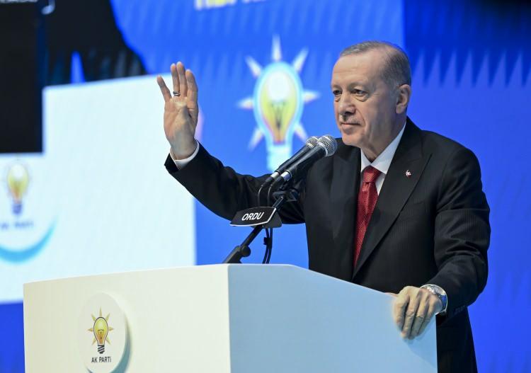 <p>Ordulularla tekrar buluşmanın sevincini yaşadığını dile getiren Erdoğan, "Şahin olsam dağlarına konardım. Ceylan olsam pınarına inerdim. Gönül adak olsa sana sunardım. Güzel Ordu vermem seni ellere. Güzelliğin destan olmuş dillere. İkrarım var Boztepe'den bakmaya. Can dayanmaz hasretini çekmeye. Seni bir kez gören düşer sevdaya. Güzel Ordu vermem seni ellere. Güzelliğin destan olmuş dillere." dizelerini okudu.</p>