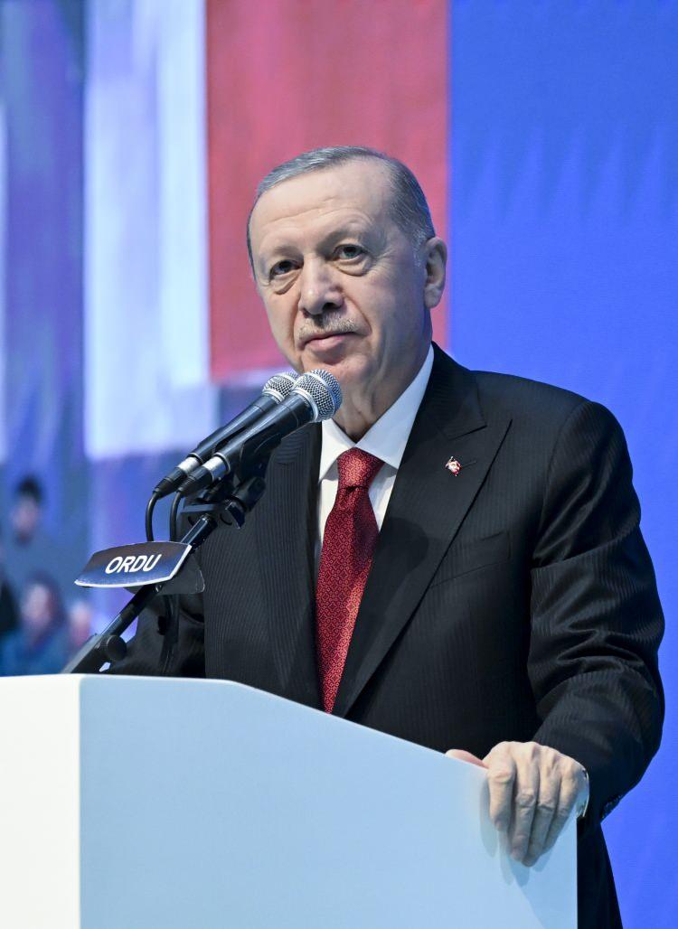 <p>Erdoğan, salonda bulunan partililere ve Ordululara ahde vefası için teşekkür eden Erdoğan, "Bizleri gönül dünyasında ağırlayan muhabbetiyle sarıp sarmalayan her bir Ordulu kardeşime şükranlarımı sunuyorum. İlk olarak Samsun'daki İl Kongremizi başarıyla gerçekleştirdik. Şimdi de Ordu'daki kongremizi yine coşkuyla, heyecanla icra ediyoruz." ifadelerini kullandı.</p>