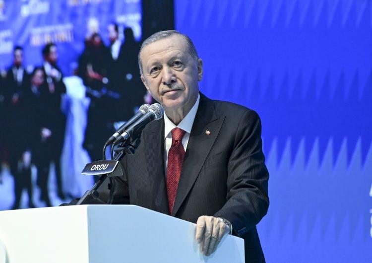 <p>Kendileri için her görevin aynı zamanda ülke ve millet için tutulan bir nöbet olduğuna dikkati çeken Erdoğan, şunları söyledi:</p>
<p>"AK Parti içinde ene yoktur, enaniyet yoktur, ben ve bencillik yoktur, biz vardır. Bu kadronun mensupları arasında makam ihtirası değil, millete hizmet aşkı memlekete hizmet tutkusu vardır. Muhalefet partileri rant ve koltuk hırsıyla her gün kendi içlerinde kavga ederken biz sadece ülkemize ve milletimize hizmetle meşgulüz. Gözümüz milletimizden başka kimseyi görmüyor. Kalbimiz sadece ve sadece Türkiye için çarpıyor. Büyük ve güçlü Türkiye hayalinin peşinden koşuyoruz. Ülkeye ve millete hizmet nöbetini devreden arkadaşlarıma emeklerinden dolayı teşekkür ediyorum. Sancağı devralan yol ve dava arkadaşlarıma Rabbimden muvaffakiyetler diliyorum."</p>
