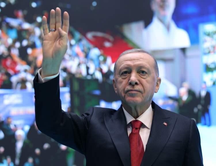 <p><strong>İL TEŞKİLATINA TEŞEKKÜR</strong></p>

<p> </p>

<p>Erdoğan, Ordu il teşkilatına bugüne kadar ortaya koyduğu samimi gayretleri, emekleri ve destekleri nedeniyle şükranlarını sunduğunu belirterek "Ordu il teşkilatımızda görev almış bugün aramızda bulunmayan vefat etmiş kardeşlerimize minnet duygularımı ifade ediyor, kendilerini rahmetle yad ediyorum. Rabb'im davamızın tüm neferlerinden razı olsun." diye konuştu.</p>

<p> </p>
