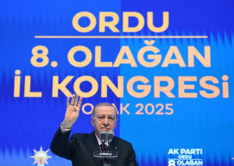 <p>Allah'tan, Ordu'yla aralarındaki muhabbeti ve sıcaklığı daim eylemesini dileyen Erdoğan, "Sizler hem Mayıs 2023 seçimlerinde hem de 31 Mart'ta üzerinize düşeni yaptınız. AK Parti ve Cumhur İttifakı'nın yanında saf tuttunuz. 22 yıldır sürdürdüğümüz millete hizmet yolculuğunda Ordu daima bizimle oldu, bizim yol arkadaşımız oldu." dedi.</p>