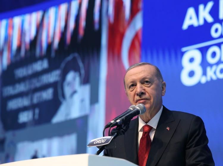 <p>Erdoğan, ahde vefalarından dolayı teşekkür ettiği Ordululara, şöyle seslendi:</p>
<p> </p>
<p>"AK Parti ve Cumhur İttifakı'na verdiğiniz güçlü destek için, samimiyetle bize sahip çıktığınız için teker teker sizlere teşekkür ediyorum. Yüzde 74'e ulaşan oy oranıyla ilçelerde Türkiye rekoru kıran Kumru'ya özellikle teşekkür ediyorum. Şimdi sıra bizde, şimdi sıra tüm kadrolarımızla, tüm kurumlarımızla Ordu'yu ayağa kaldırıp el birliğiyle geleceğe taşımakta. Şimdi sıra Ordu'nun ittifakımıza duyduğu bu güveni Allah'ın izniyle boşa çıkarmamakta. Bunun için gece gündüz var, yüzümüzde çalışacağız. Ordu'ya Ordulu kardeşlerimize mahcup olmamak için tüm imkanlarımızı sefer vereceğiz. Bugüne kadar orduya nasıl hizmet ettiysek, bu şehre nasıl yeni ufuklar açtıysak bundan sonra da canla başla koşturmaya devam edeceğiz. Rabb'im yolumuzu ve bahtımızı açık etsin diyorum."</p>