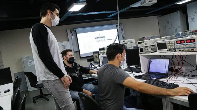 <p><strong><span style="color:#B22222">SABANCI &Uuml;NİVERSİTESİ:</span></strong></p>

<p><strong style="color:rgb(178, 34, 34)">En y&uuml;ksek:</strong> 1.595.000 TL (M&uuml;hendislik ve Doğa Bilimleri Prog. &Uuml;cretli),</p>

<p><span style="color:#B22222"><strong>En d&uuml;ş&uuml;k:</strong></span> 797.500 TL (Y&ouml;netim Bilimleri Programları - %50 indirimli)</p>
