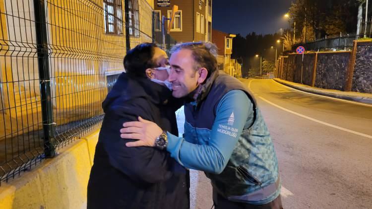 <p>Evecen, çantayı, sahibinin bulabilmesi için polise teslim etti. Polis yaptığı çalışmada, çantanın Gülseren Cengiz'e ait olduğunu tespit etti. </p>
