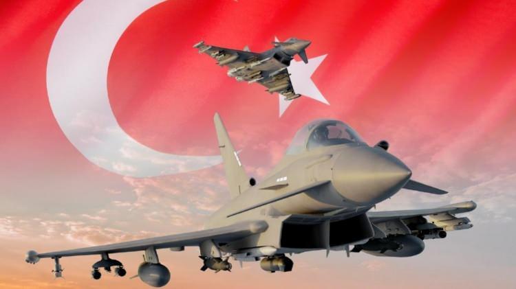 <p><span style="color:#B22222"><strong>İNGİLTERE&rsquo;DEN EUROFİGHTER İ&Ccedil;İN RESMİ FİYAT TEKLİFİNİ İLETTİ</strong></span></p>

<p>&nbsp;</p>

<p>İngiltere, Eurofighter Typhoon u&ccedil;akları i&ccedil;in resmi fiyat teklifini MSB'ye iletti. G&ouml;r&uuml;şmeler teknik boyuta taşındı.</p>
