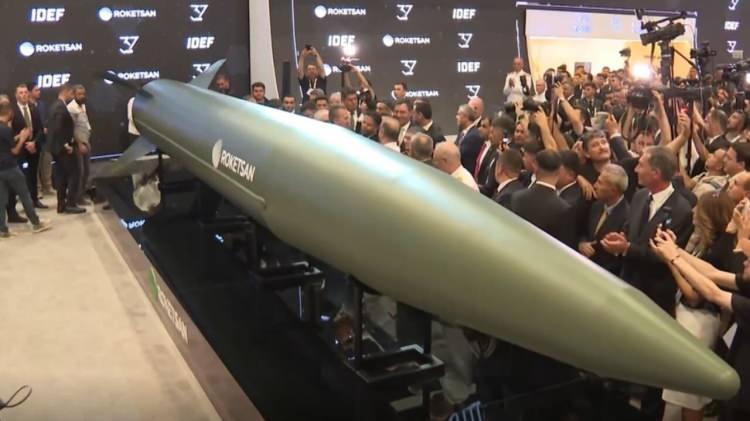 <p><span style="color:#B22222"><strong>ROKETSAN&rsquo;DAN HİPERSONİK HAMLE:&nbsp;TAYFUN BLOK-4 TANITILDI</strong></span></p>

<p>&nbsp;</p>

<p>ROKETSAN, TAYFUN Blok-4 hipersonik f&uuml;zesini tanıttı. Fuarda HAVELSAN ile "POYRAZ İHA" ve ASELSAN ile "UKSS-J" s&ouml;zleşmeleri imzalandı.</p>
