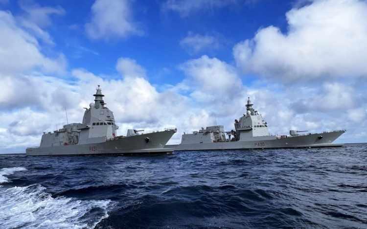 <p><span style="color:#B22222"><strong>MALEZYA VE ENDONEZYA İLE DEV ANLAŞMA: 500 MİLYON DOLAR</strong></span></p>

<p>&nbsp;</p>

<p>Malezya ve Endonezya ile yaklaşık 500 milyon dolarlık korvet/karakol gemisi ihracat anlaşmaları imzalandı.</p>

<p>&nbsp;</p>

<p>Uzak Doğu (Malezya/Endonezya hattı) i&ccedil;in 500 milyon dolarlık yeni korvet ve karakol gemisi s&ouml;zleşmeleri imzalandı.</p>
