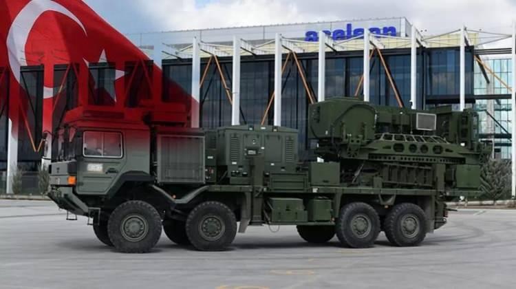 <p><span style="color:#B22222"><strong>T&Uuml;RKİYE - POLONYA 410 MİLYON DOLARLIK İMZALARI ATTI</strong></span></p>

<p>&nbsp;</p>

<p>ASELSAN&rsquo;ın Polonya ile imzaladığı 410 milyon dolarlık elektronik harp anlaşması Batı basınında geniş yankı buldu. Anlaşma, T&uuml;rkiye&rsquo;nin savunma sanayiinde geldiği noktayı ve Avrupa&rsquo;daki artan g&uuml;venlik arayışını bir kez daha g&uuml;ndeme taşıdı</p>

<p>&nbsp;</p>
