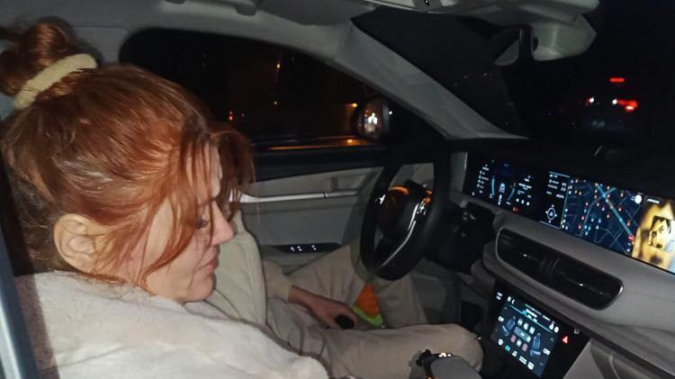 <p>Ayşegül Can isimli vatandaş, "<strong>Çok üzgünüz çocukluğumuzu kaybettik. Tüylerim diken diken oldu. Ferdi Tayfur'u kaybetmek çocukluğumuzu öldürdü. Bütün anılarımız gitti. Böyle bir sanatçı bir daha gelmeyecek. Yüzyılın sanatçısını kaybettik</strong>” diyerek duygularını dile getirdi.</p>
