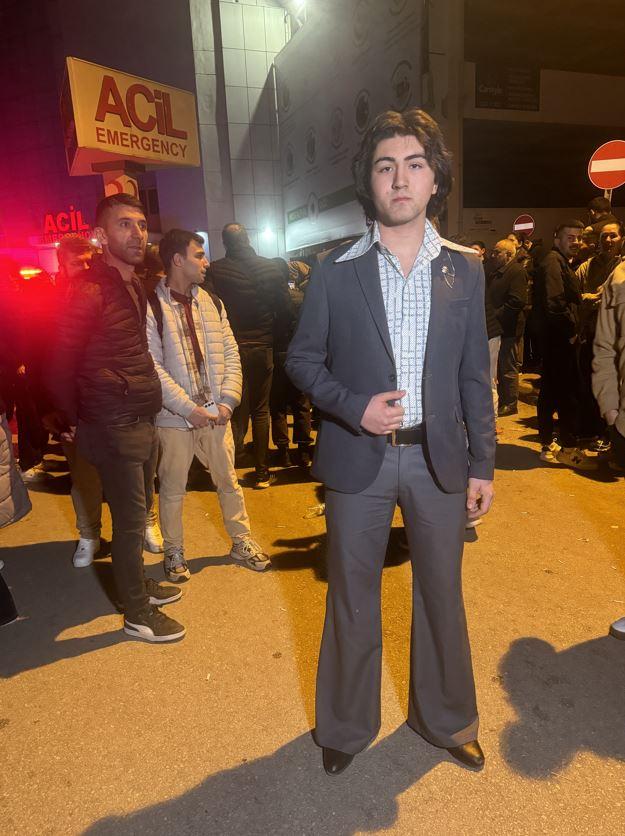 <p>Hastane önüne gelen sanatçının hayranlarından Talha Şiran, Tayfur'un şarkılarını seslendirdi.</p>
