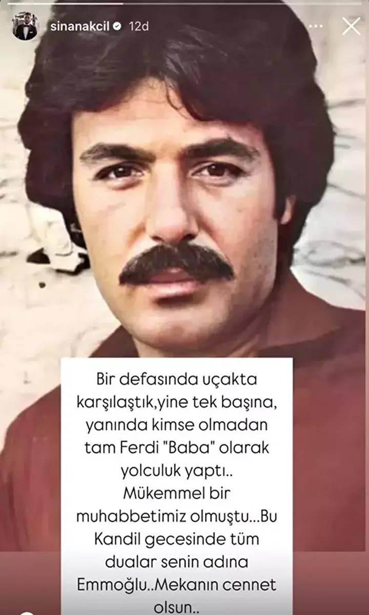 <p><span style="color:#B22222"><strong>SİNAN AKÇIL</strong></span></p>
<p><em><strong>Bir defasında uçakta karşılaştık, yine tek başına, yanında kimse olmadan tam Ferdi 'Baba' olarak yolculuk yaptı... Mükemmel bir muhabbetimiz olmuştu... Bu Kandil gecesinde tüm dualar senin adına... Mekanın cennet olsun</strong></em></p>